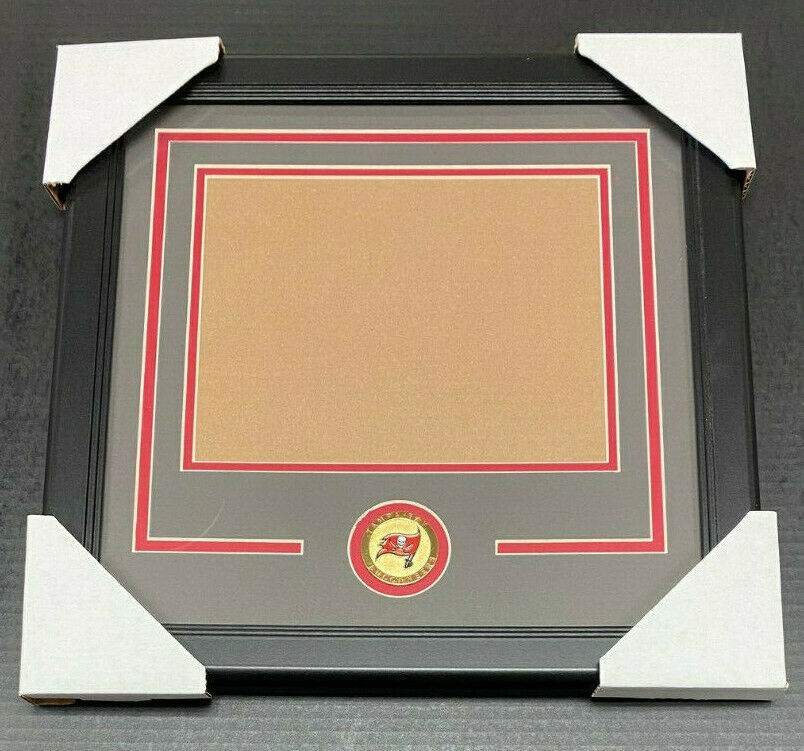 Tampa Bay Buccaneers Medallion Frame Mat Kit 8x10 Horizontal