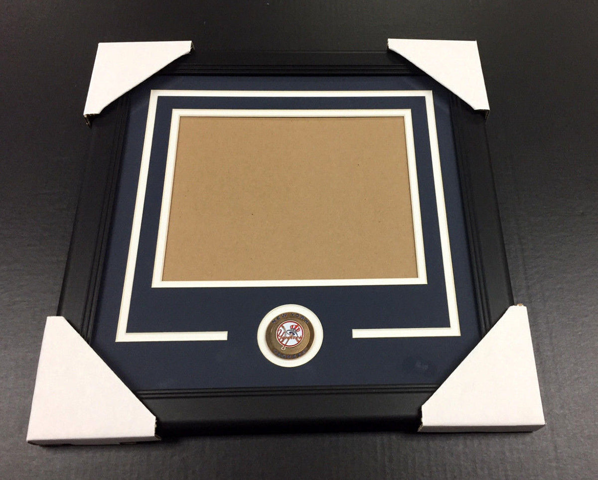 New York Yankees Medallion Frame Kit 8x10 Photo Double Mat Horizontal